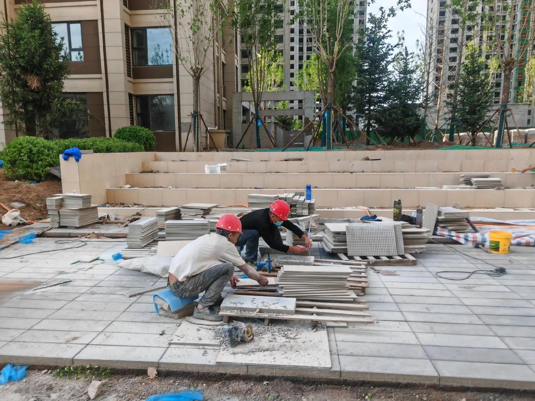天潤一期園林綠化工程啟動，樹木入場與鋪磚同步推進